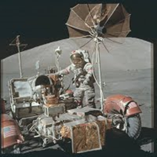 ภาพนักบินอวกาศ Eugene A. Cernan พร้อมยานสำรวจ